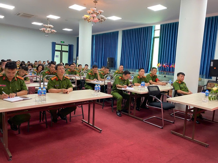 Công an phường Xuân Phương hoàn thành huấn luyện, kiểm tra điều lệnh, quân sự, võ thuật CAND năm 2025.- Ảnh 2.