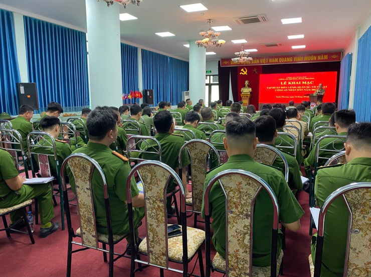 Công an phường Xuân Phương hoàn thành huấn luyện, kiểm tra điều lệnh, quân sự, võ thuật CAND năm 2025.- Ảnh 3.