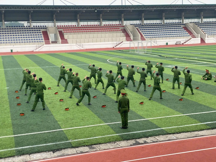 Công an phường Xuân Phương hoàn thành huấn luyện, kiểm tra điều lệnh, quân sự, võ thuật CAND năm 2025.- Ảnh 5.