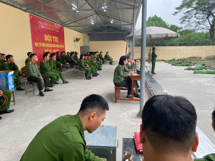 Công an phường Xuân Phương hoàn thành huấn luyện, kiểm tra điều lệnh, quân sự, võ thuật CAND năm 2025.- Ảnh 6.