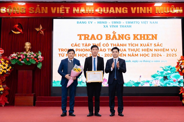 VĨNH THANH LONG TRỌNG KỶ NIỆM 43 NĂM NGÀY NHÀ GIÁO VIỆT NAM, TRAO CÁC QUYẾT ĐỊNH CÔNG NHẬN VÀ TUYÊN DƯƠNG ĐIỂN HÌNH TIÊN TIẾN- Ảnh 7.