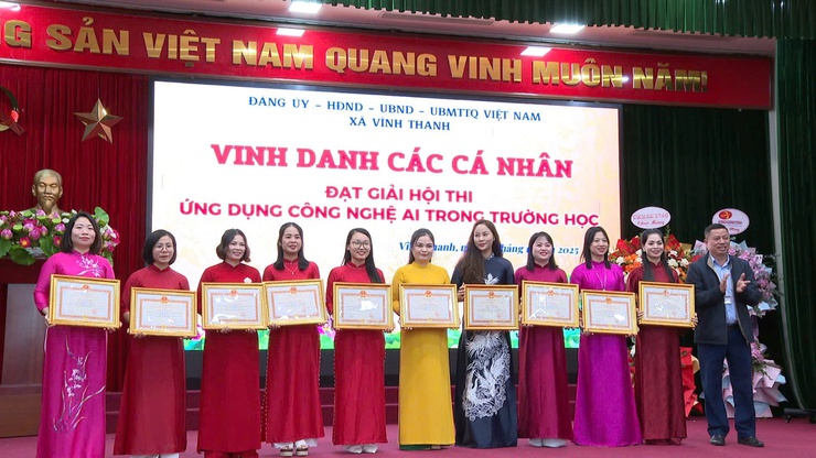 VĨNH THANH LONG TRỌNG KỶ NIỆM 43 NĂM NGÀY NHÀ GIÁO VIỆT NAM, TRAO CÁC QUYẾT ĐỊNH CÔNG NHẬN VÀ TUYÊN DƯƠNG ĐIỂN HÌNH TIÊN TIẾN- Ảnh 11.