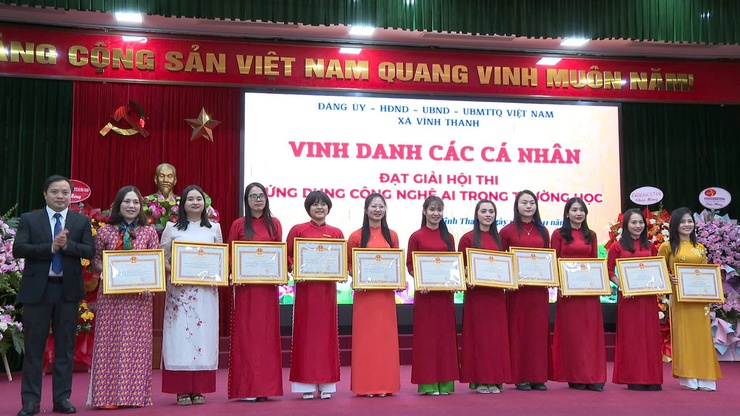 VĨNH THANH LONG TRỌNG KỶ NIỆM 43 NĂM NGÀY NHÀ GIÁO VIỆT NAM, TRAO CÁC QUYẾT ĐỊNH CÔNG NHẬN VÀ TUYÊN DƯƠNG ĐIỂN HÌNH TIÊN TIẾN- Ảnh 12.