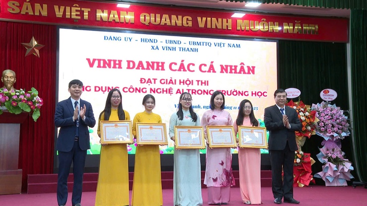 VĨNH THANH LONG TRỌNG KỶ NIỆM 43 NĂM NGÀY NHÀ GIÁO VIỆT NAM, TRAO CÁC QUYẾT ĐỊNH CÔNG NHẬN VÀ TUYÊN DƯƠNG ĐIỂN HÌNH TIÊN TIẾN- Ảnh 13.