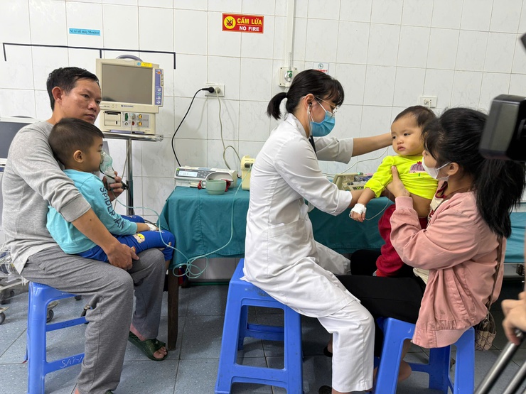 Trẻ em và người cao tuổi dễ mắc bệnh khi thời tiết chuyển mùa- Ảnh 2.