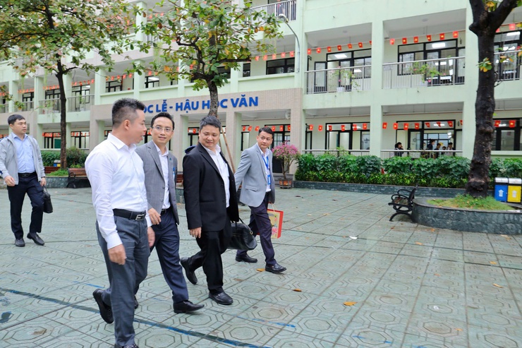 Trường THCS Thái Thịnh đón Đoàn khảo sát chính thức của Sở Giáo dục và Đào tạo Hà Nội phục vụ công tác công nhận Trường đạt chuẩn quốc gia và kiểm định chất lượng giáo dục- Ảnh 1.