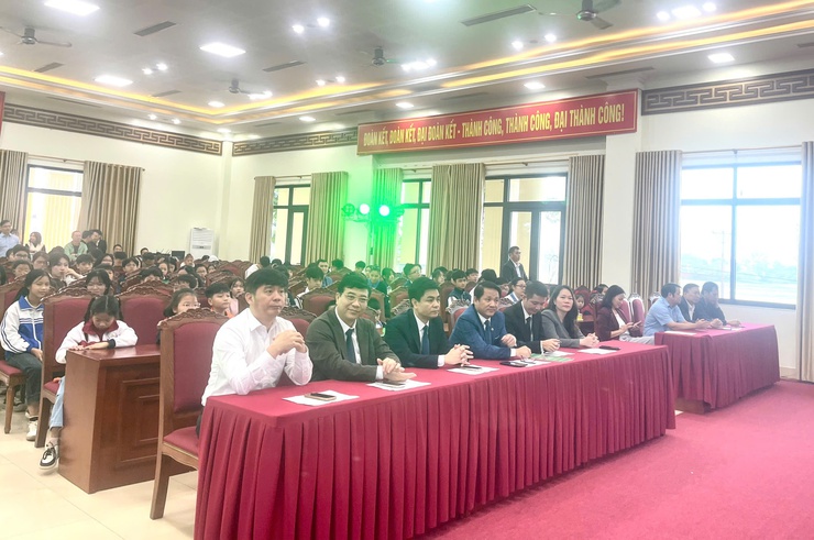 XÃ VĨNH THANH TUYÊN DƯƠNG, KHEN THƯỞNG HỌC SINH LÀ CON EM CÁN BỘ CƠ QUAN CÓ THÀNH TÍCH XUẤT SẮC NĂM HỌC 2024–2025- Ảnh 1.