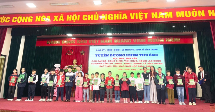 XÃ VĨNH THANH TUYÊN DƯƠNG, KHEN THƯỞNG HỌC SINH LÀ CON EM CÁN BỘ CƠ QUAN CÓ THÀNH TÍCH XUẤT SẮC NĂM HỌC 2024–2025- Ảnh 7.