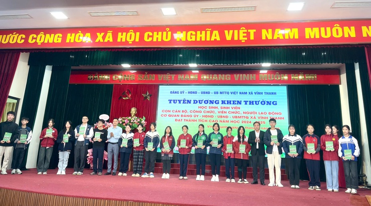 XÃ VĨNH THANH TUYÊN DƯƠNG, KHEN THƯỞNG HỌC SINH LÀ CON EM CÁN BỘ CƠ QUAN CÓ THÀNH TÍCH XUẤT SẮC NĂM HỌC 2024–2025- Ảnh 8.