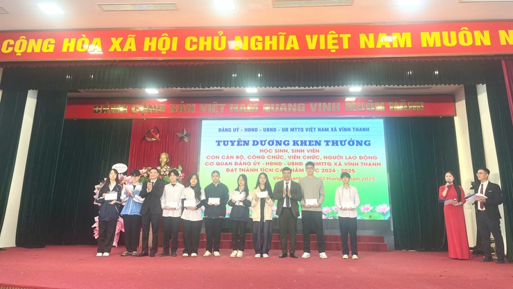 XÃ VĨNH THANH TUYÊN DƯƠNG, KHEN THƯỞNG HỌC SINH LÀ CON EM CÁN BỘ CƠ QUAN CÓ THÀNH TÍCH XUẤT SẮC NĂM HỌC 2024–2025- Ảnh 5.