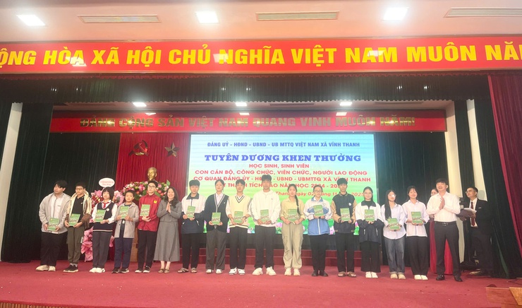 XÃ VĨNH THANH TUYÊN DƯƠNG, KHEN THƯỞNG HỌC SINH LÀ CON EM CÁN BỘ CƠ QUAN CÓ THÀNH TÍCH XUẤT SẮC NĂM HỌC 2024–2025- Ảnh 4.