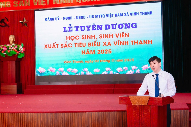 Ủy ban nhân dân xã Vĩnh Thanh long trọng tổ chức lễ tuyên dương, khen thưởng học sinh đỗ vào các Trường Đại học, Học viên chính quy năm 2025.- Ảnh 3.