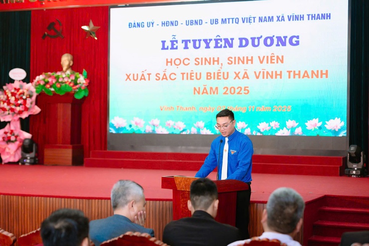 Ủy ban nhân dân xã Vĩnh Thanh long trọng tổ chức lễ tuyên dương, khen thưởng học sinh đỗ vào các Trường Đại học, Học viên chính quy năm 2025.- Ảnh 1.