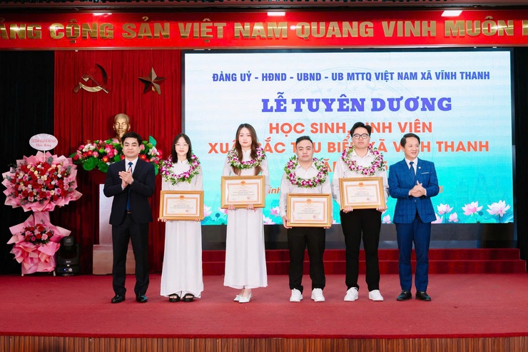 Ủy ban nhân dân xã Vĩnh Thanh long trọng tổ chức lễ tuyên dương, khen thưởng học sinh đỗ vào các Trường Đại học, Học viên chính quy năm 2025.- Ảnh 5.