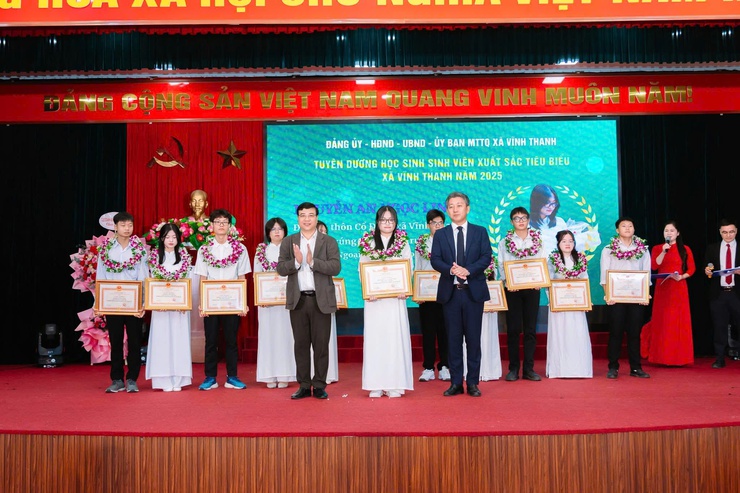 Ủy ban nhân dân xã Vĩnh Thanh long trọng tổ chức lễ tuyên dương, khen thưởng học sinh đỗ vào các Trường Đại học, Học viên chính quy năm 2025.- Ảnh 6.