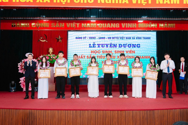 Ủy ban nhân dân xã Vĩnh Thanh long trọng tổ chức lễ tuyên dương, khen thưởng học sinh đỗ vào các Trường Đại học, Học viên chính quy năm 2025.- Ảnh 7.