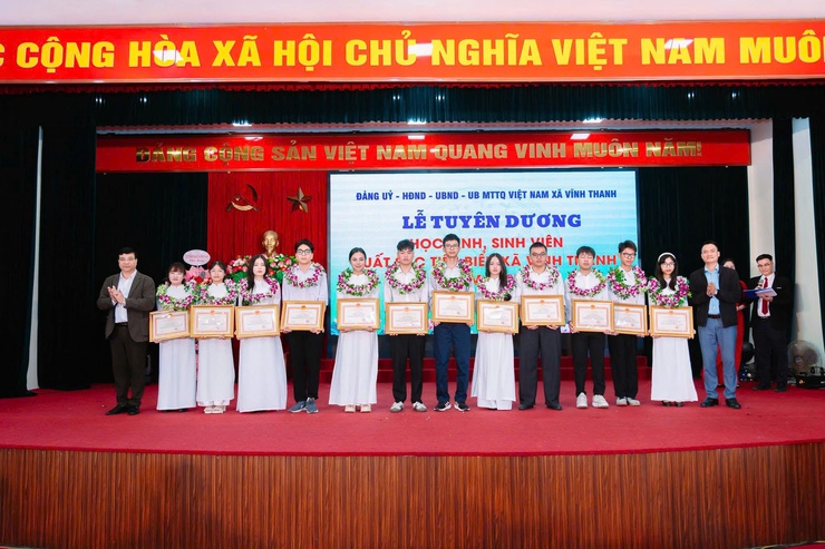 Ủy ban nhân dân xã Vĩnh Thanh long trọng tổ chức lễ tuyên dương, khen thưởng học sinh đỗ vào các Trường Đại học, Học viên chính quy năm 2025.- Ảnh 8.