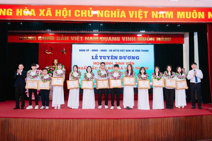 Ủy ban nhân dân xã Vĩnh Thanh long trọng tổ chức lễ tuyên dương, khen thưởng học sinh đỗ vào các Trường Đại học, Học viên chính quy năm 2025.- Ảnh 9.