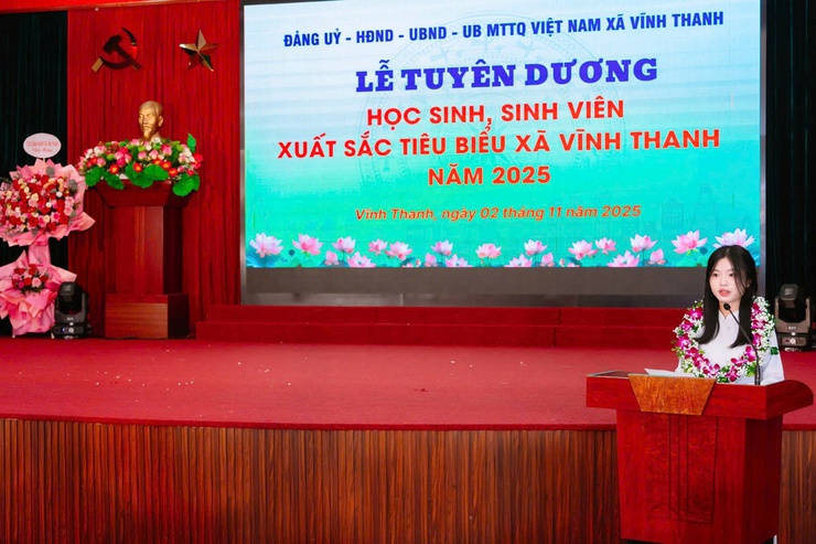 Ủy ban nhân dân xã Vĩnh Thanh long trọng tổ chức lễ tuyên dương, khen thưởng học sinh đỗ vào các Trường Đại học, Học viên chính quy năm 2025.- Ảnh 4.