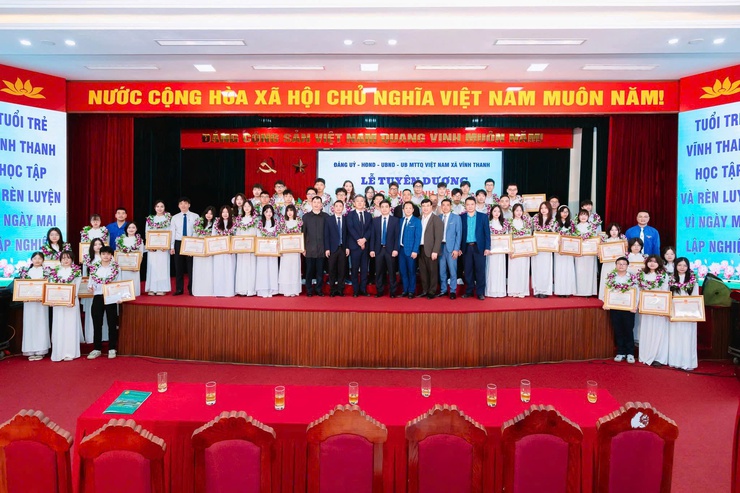 Ủy ban nhân dân xã Vĩnh Thanh long trọng tổ chức lễ tuyên dương, khen thưởng học sinh đỗ vào các Trường Đại học, Học viên chính quy năm 2025.- Ảnh 10.