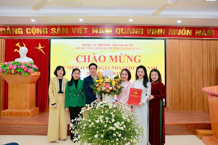 Gặp mặt truyền thống nhân dịp kỷ niệm 43 năm Ngày Nhà giáo Việt Nam (20/11/1982-20/11/2025)- Ảnh 1.