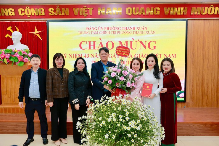 Gặp mặt truyền thống nhân dịp kỷ niệm 43 năm Ngày Nhà giáo Việt Nam (20/11/1982-20/11/2025)- Ảnh 3.