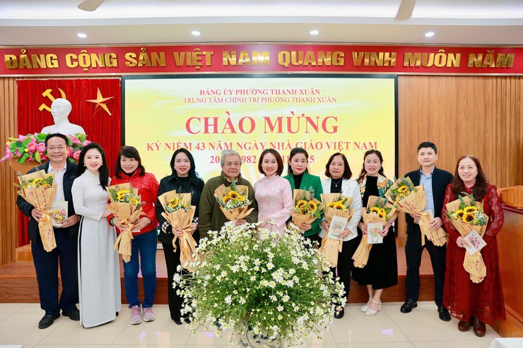 Gặp mặt truyền thống nhân dịp kỷ niệm 43 năm Ngày Nhà giáo Việt Nam (20/11/1982-20/11/2025)- Ảnh 4.