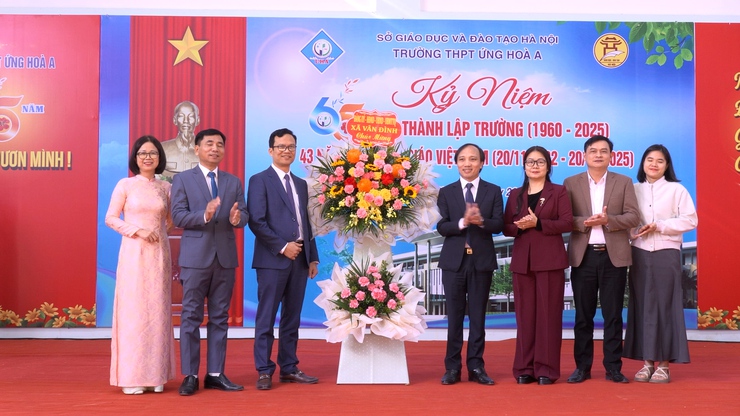 Các đồng chí lãnh đạo Đảng uỷ - HĐND – UBND – UBMTTQ xã dư lễ kỷ niệm Ngày Nhà giáo Việt Nam 20/11- Ảnh 3.