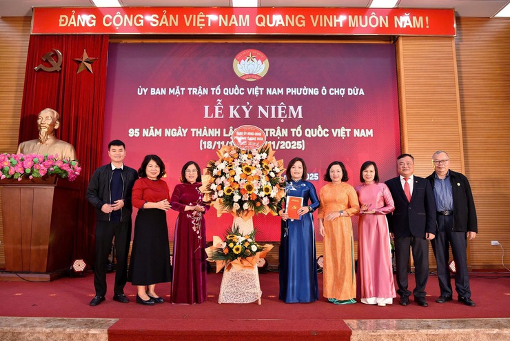 Đêm diễn văn nghệ chào mừng 95 năm Ngày thành lập Mặt trận Tổ quốc Việt Nam và trao quà hỗ trợ các hộ cận nghèo, khó khăn- Ảnh 1.