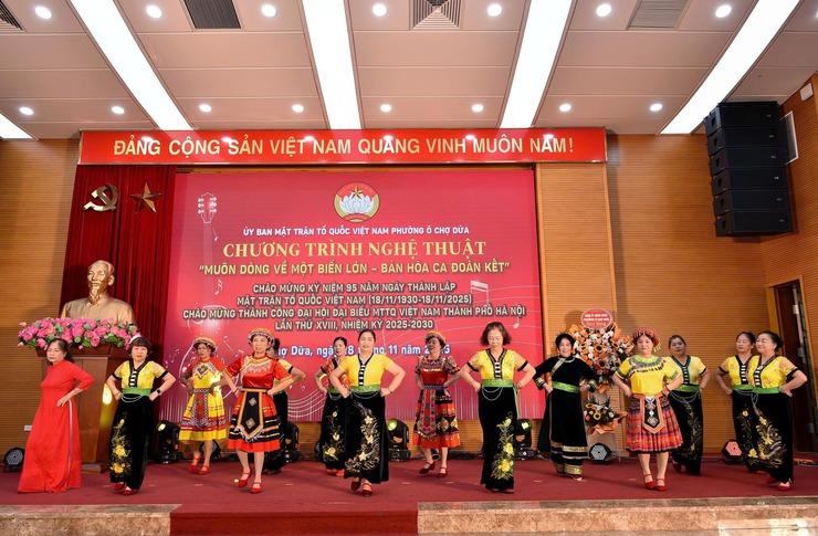 Đêm diễn văn nghệ chào mừng 95 năm Ngày thành lập Mặt trận Tổ quốc Việt Nam và trao quà hỗ trợ các hộ cận nghèo, khó khăn- Ảnh 8.