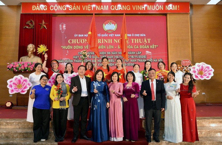 Đêm diễn văn nghệ chào mừng 95 năm Ngày thành lập Mặt trận Tổ quốc Việt Nam và trao quà hỗ trợ các hộ cận nghèo, khó khăn- Ảnh 10.