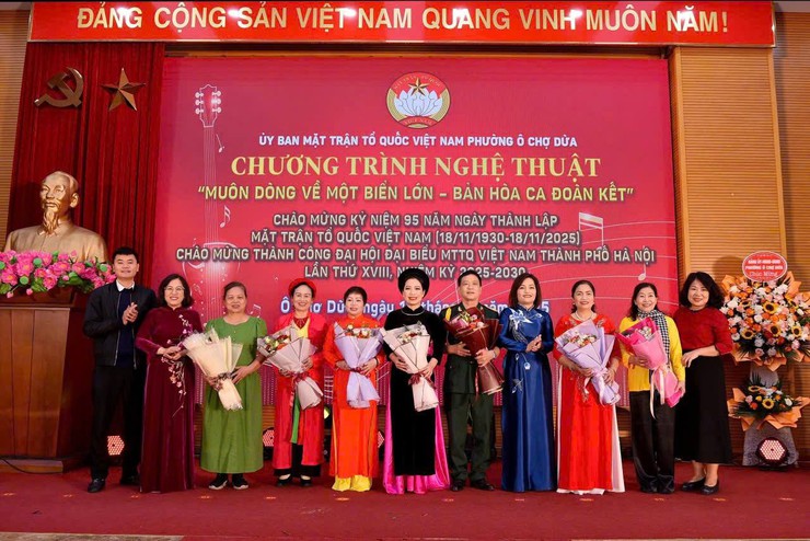 Đêm diễn văn nghệ chào mừng 95 năm Ngày thành lập Mặt trận Tổ quốc Việt Nam và trao quà hỗ trợ các hộ cận nghèo, khó khăn- Ảnh 9.