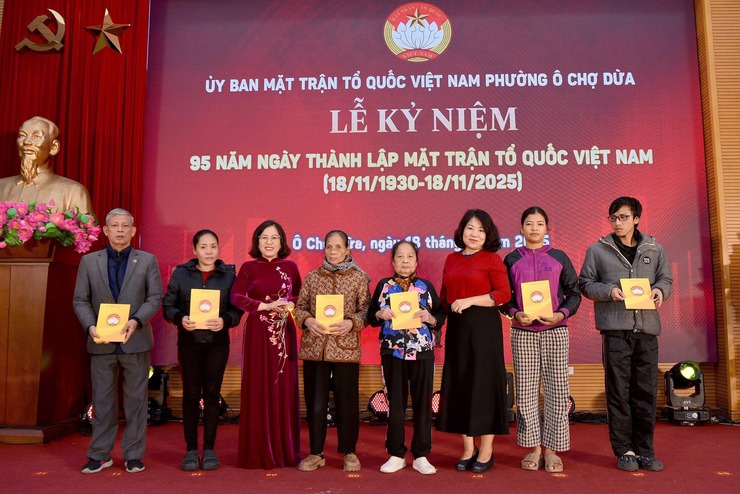 Đêm diễn văn nghệ chào mừng 95 năm Ngày thành lập Mặt trận Tổ quốc Việt Nam và trao quà hỗ trợ các hộ cận nghèo, khó khăn- Ảnh 3.