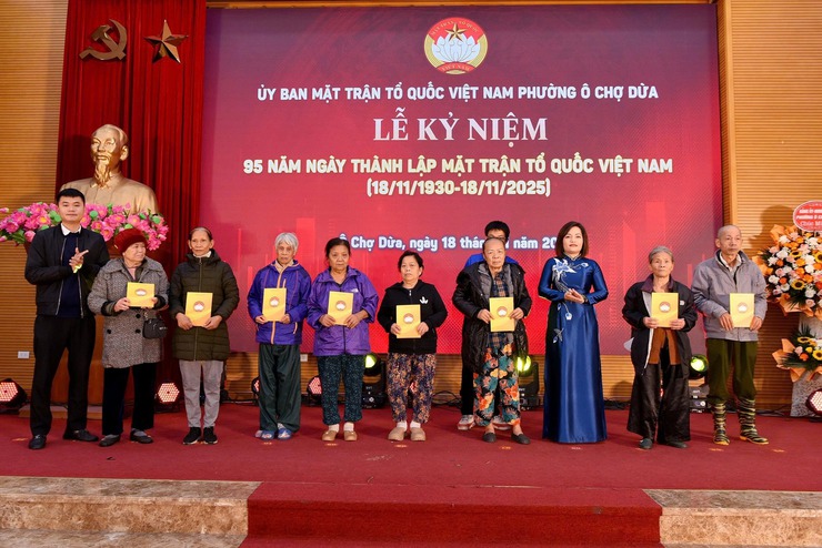 Đêm diễn văn nghệ chào mừng 95 năm Ngày thành lập Mặt trận Tổ quốc Việt Nam và trao quà hỗ trợ các hộ cận nghèo, khó khăn- Ảnh 4.