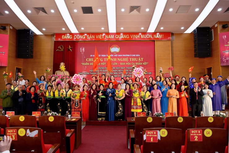 Đêm diễn văn nghệ chào mừng 95 năm Ngày thành lập Mặt trận Tổ quốc Việt Nam và trao quà hỗ trợ các hộ cận nghèo, khó khăn- Ảnh 11.