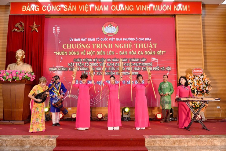 Đêm diễn văn nghệ chào mừng 95 năm Ngày thành lập Mặt trận Tổ quốc Việt Nam và trao quà hỗ trợ các hộ cận nghèo, khó khăn- Ảnh 5.
