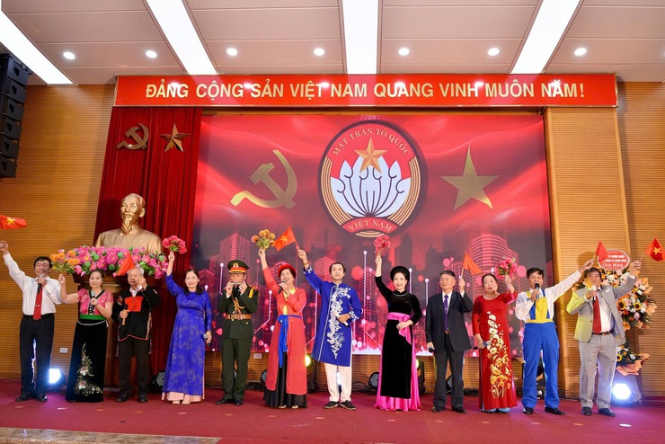 Đêm diễn văn nghệ chào mừng 95 năm Ngày thành lập Mặt trận Tổ quốc Việt Nam và trao quà hỗ trợ các hộ cận nghèo, khó khăn- Ảnh 6.