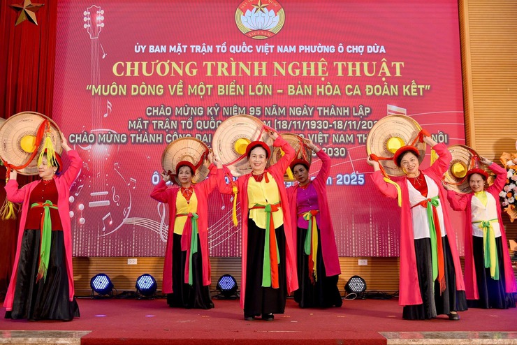 Đêm diễn văn nghệ chào mừng 95 năm Ngày thành lập Mặt trận Tổ quốc Việt Nam và trao quà hỗ trợ các hộ cận nghèo, khó khăn- Ảnh 7.