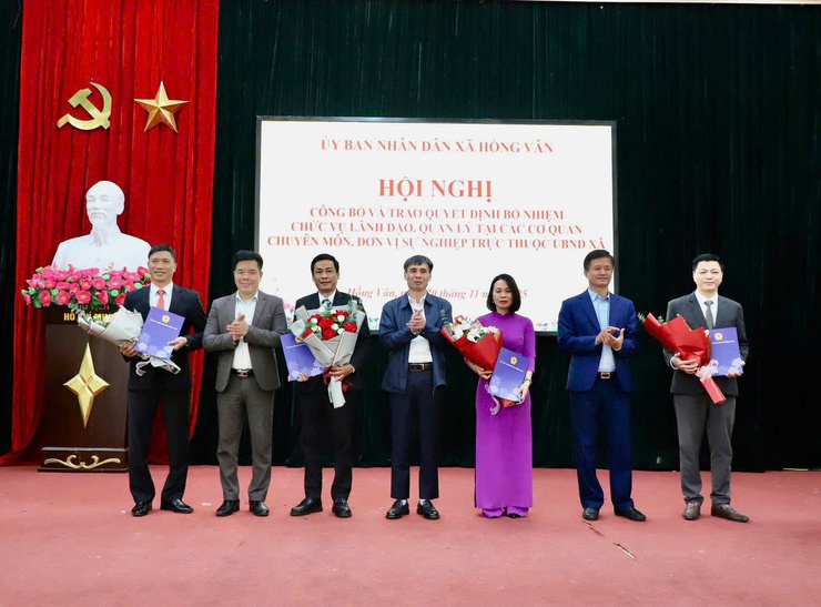 Xã Hồng Vân tổ chức hội nghị trao quyết định bổ nhiệm chức vụ lãnh đạo, quản lý tại các cơ quan chuyên môn, đơn vị sự nghiệp trực thuộc UBND xã- Ảnh 1.