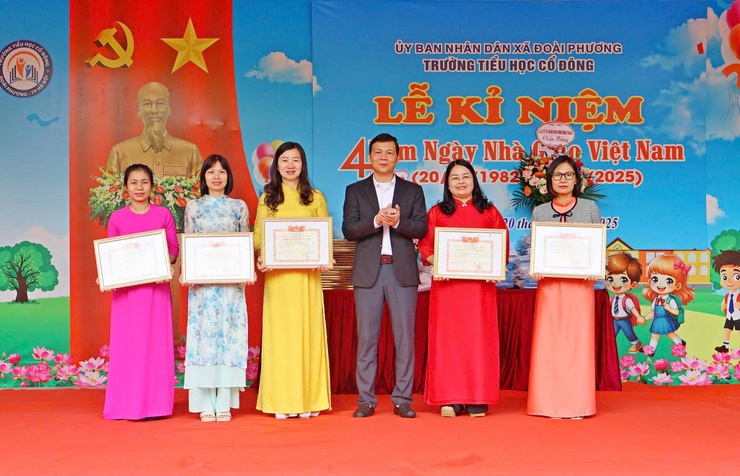 Lãnh đạo xã Đoài Phương dự lễ kỷ niệm 20/11 tại các trường Tiều học, THCS trên địa bàn- Ảnh 7.