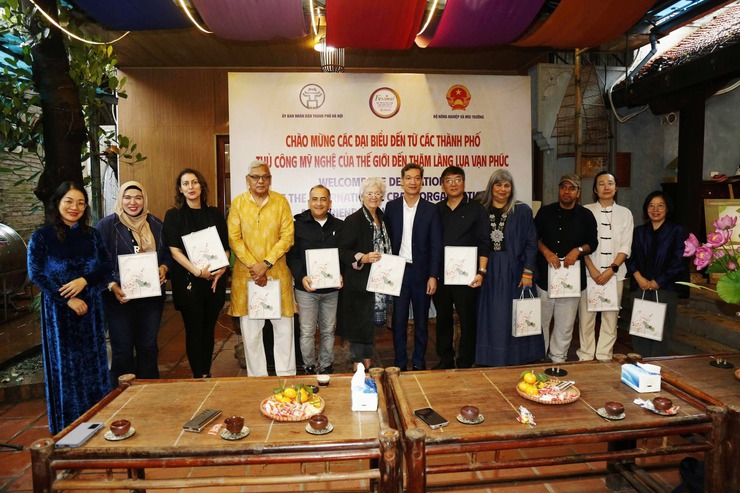 Đoàn nghệ nhân Quốc tế thăm quan làng nghề dệt lụa Vạn Phúc- Ảnh 1.