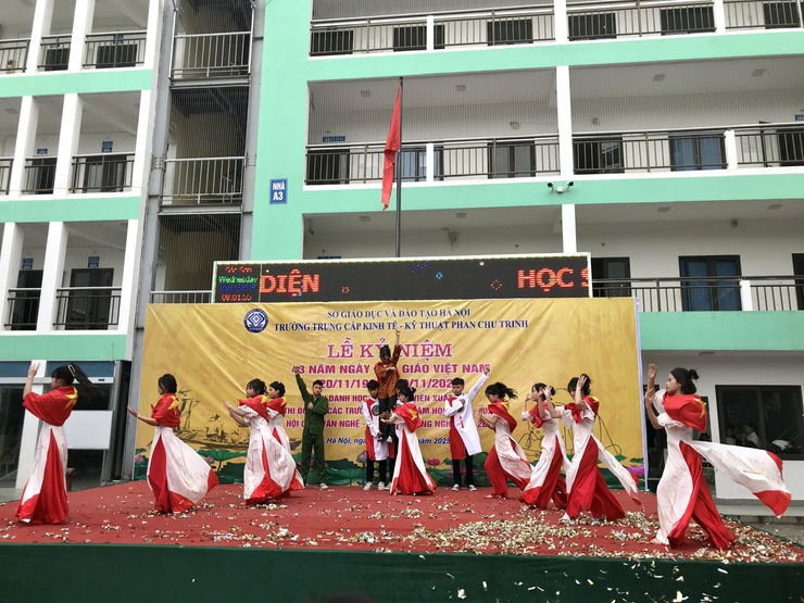 Trường Trung cấp Kinh tế- Kỹ thuật Phan Chu Trinh kỷ niệm ngày nhà giáo Việt Nam 20-11- Ảnh 12.
