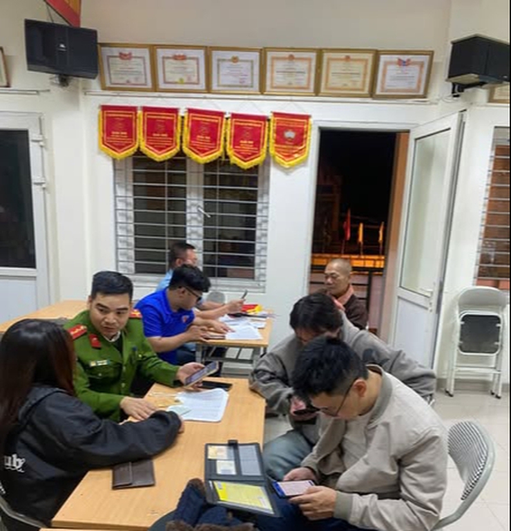 Công an Phường Long Biên đẩy nhanh tiến độ thu thập  Dữ liệu ĐKX, GPLX trên địa bàn- Ảnh 3.