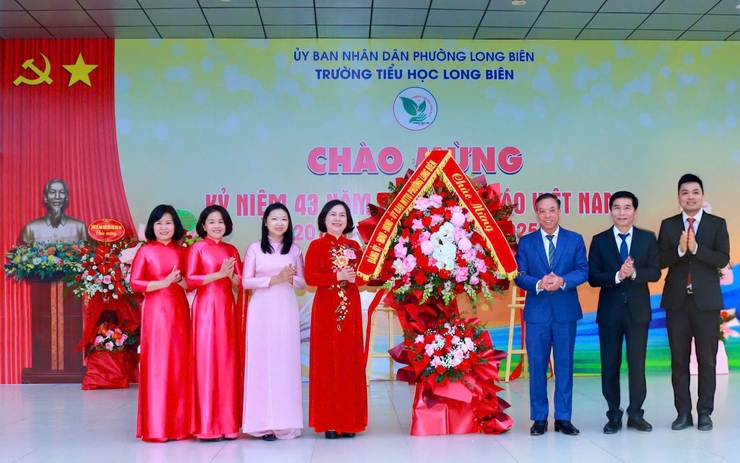 Lãnh đạo Đảng ủy - HĐND - UBND - UBMTTQ Việt Nam phường Long Biên thăm, chúc mừng các nhà trường nhân kỷ niệm Ngày Nhà giáo Việt Nam 20/11- Ảnh 1.