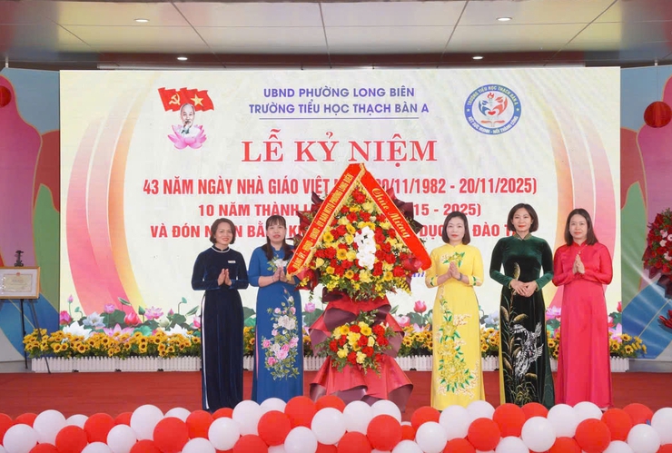 Lãnh đạo Đảng ủy - HĐND - UBND - UBMTTQ Việt Nam phường Long Biên thăm, chúc mừng các nhà trường nhân kỷ niệm Ngày Nhà giáo Việt Nam 20/11- Ảnh 2.