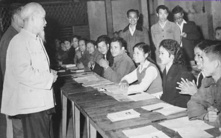 Các đồng chí lãnh đạo xã Kim Anh chúc mừng các trường học nhân dịp kỷ niệm Ngày nhà giáo Việt Nam 20/11.- Ảnh 1.