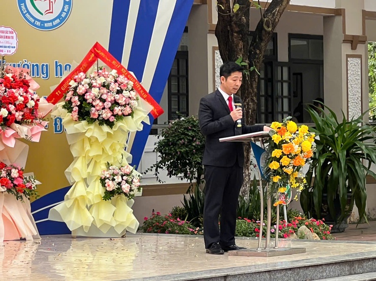 Các đồng chí lãnh đạo xã Kim Anh chúc mừng các trường học nhân dịp kỷ niệm Ngày nhà giáo Việt Nam 20/11.- Ảnh 8.