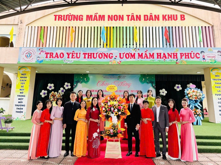 Các đồng chí lãnh đạo xã Kim Anh chúc mừng các trường học nhân dịp kỷ niệm Ngày nhà giáo Việt Nam 20/11.- Ảnh 5.