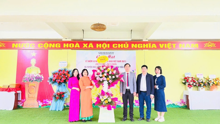 Các đồng chí lãnh đạo xã Kim Anh chúc mừng các trường học nhân dịp kỷ niệm Ngày nhà giáo Việt Nam 20/11.- Ảnh 6.