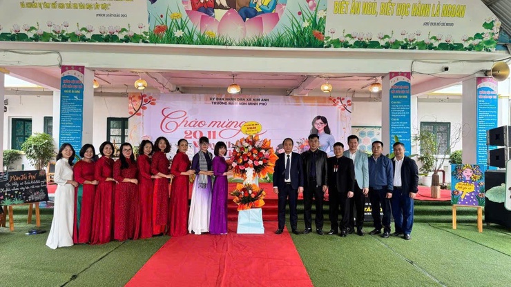 Các đồng chí lãnh đạo xã Kim Anh chúc mừng các trường học nhân dịp kỷ niệm Ngày nhà giáo Việt Nam 20/11.- Ảnh 3.